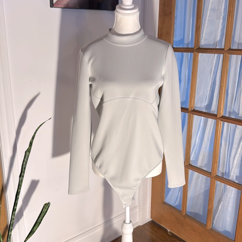 🤍🍃 Amazing Zara bodysuit with cutout in the back size L🍃